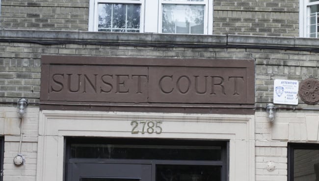 Sunset Court in Bronx, NY - Foto de edificio - Building Photo