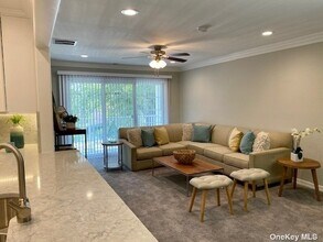 35 Westwood Dr-Unit -26 in Westbury, NY - Building Photo - Building Photo