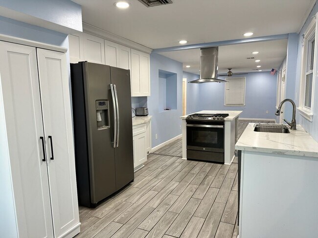 10420 Ware Street in River Ridge, LA - Foto de edificio - Building Photo