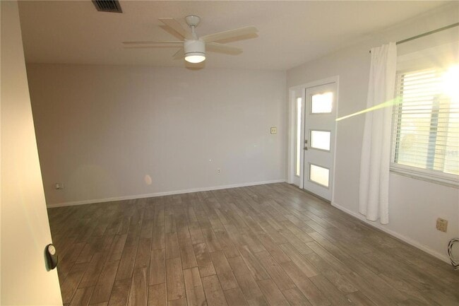 1311 New Bedford Dr in Sun City Center, FL - Foto de edificio - Building Photo