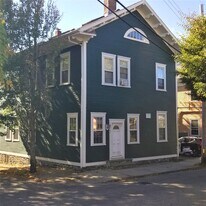 32 Farewell St, Unit 4 in Newport, RI - Building Photo