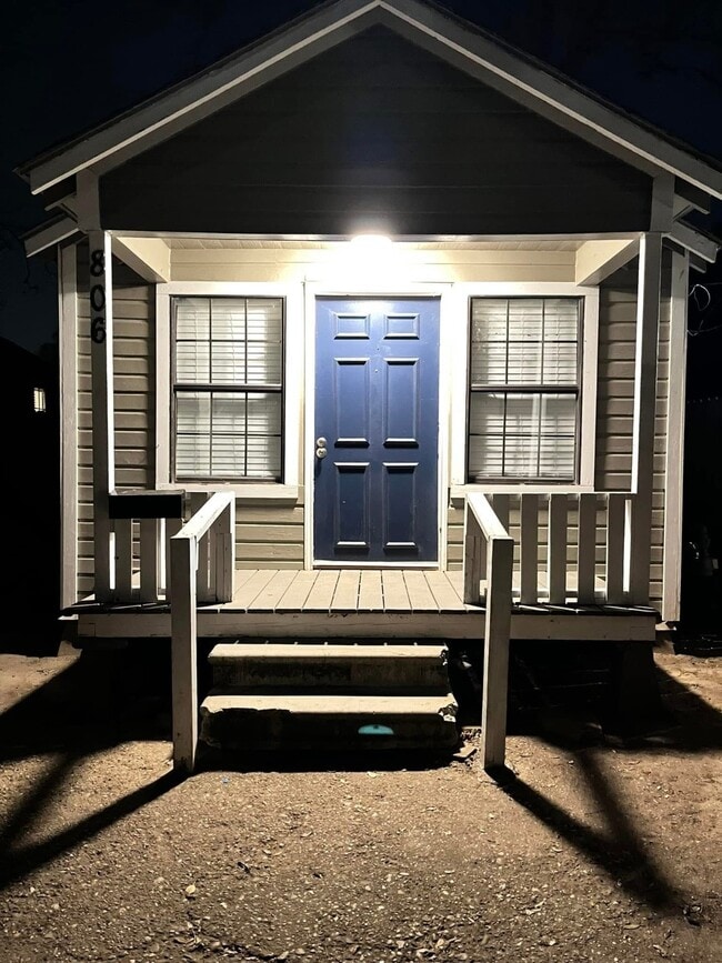 property at 806 S 5th St