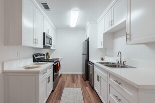 Maplewood Apartments in Visalia, CA - Building Photo