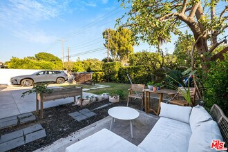 1591 Yosemite Dr in Los Angeles, CA - Building Photo - Building Photo