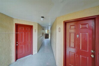 457 Vista Isles Dr in Plantation, FL - Foto de edificio - Building Photo