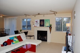 Spacious 2 Bed in Beautiful Complex! in Kirkland, WA - Building Photo - Building Photo