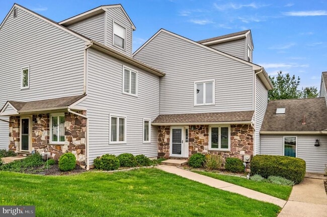 property at 302 Pinebrooke Cir