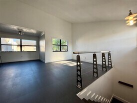 10231 Fontainebleau Blvd in Miami, FL - Building Photo