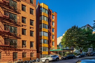 4 W 104th St in New York, NY - Building Photo