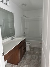 10643 W Military Dr, Unit 3 in San Antonio, TX - Foto de edificio - Building Photo
