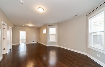 2428 N Avers Ave, Unit 2 in Chicago, IL - Foto de edificio - Building Photo