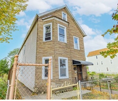 8428 S Green Bay Ave in Chicago, IL - Building Photo