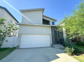 424 Deer Path Lp in Laredo, TX - Building Photo