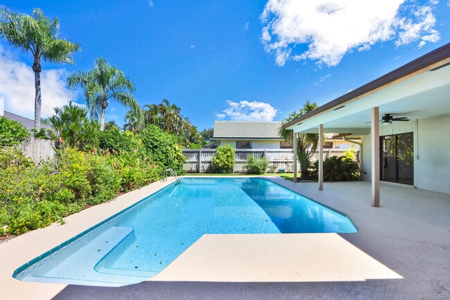 85 Hickory Hill Rd in Jupiter, FL - Building Photo - Building Photo