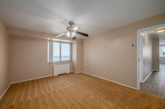 12000 Edgewater in Lakewood, OH - Foto de edificio - Interior Photo