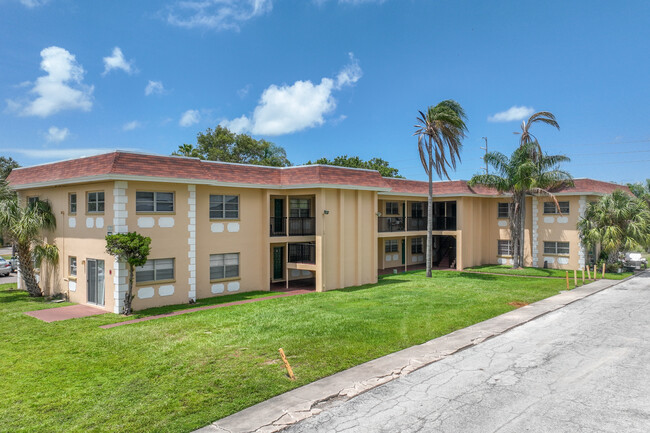 Lennox Court Apartments in Clearwater, FL - Building Photo - Building Photo