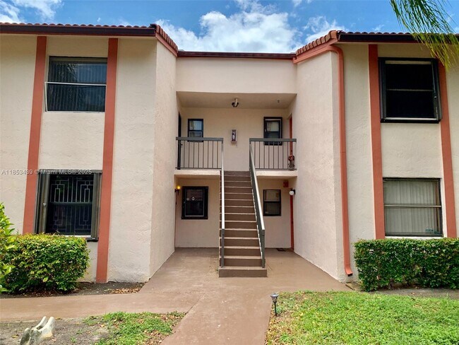 905 NE 209th St in Miami, FL - Building Photo - Building Photo