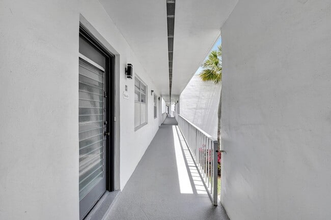 413 Normandy Ln in Delray Beach, FL - Foto de edificio - Building Photo