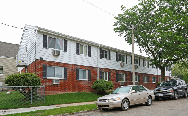 El Jardin II Apartments in Milwaukee, WI - Building Photo - Building Photo