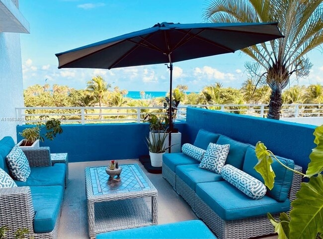 7600 Collins Ave in Miami Beach, FL - Building Photo - Building Photo