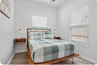 1004 13th St in Blanco, TX - Foto de edificio - Building Photo