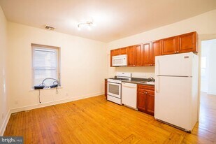4244 Spruce St in Philadelphia, PA - Building Photo