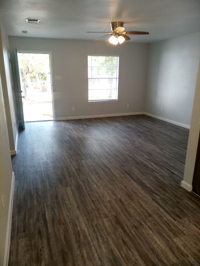 5215 Lark Ave in San Antonio, TX - Building Photo - Building Photo
