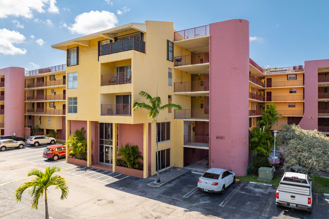 Fernwood Lakeview in Miami, FL - Building Photo