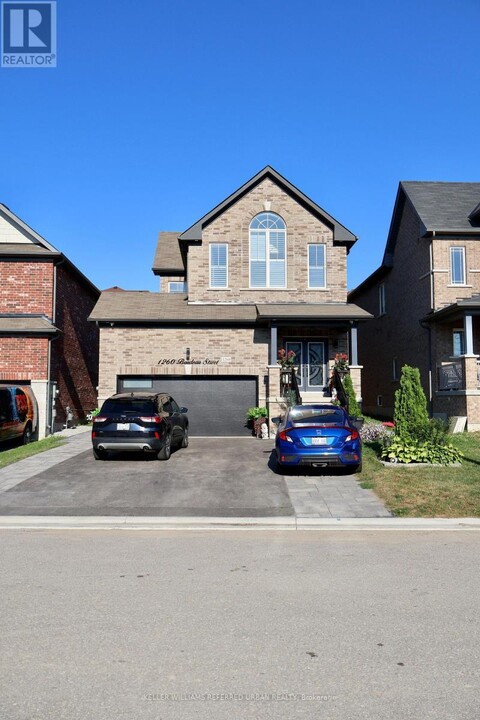 1260 Bardeau St in Innisfil, ON - Building Photo