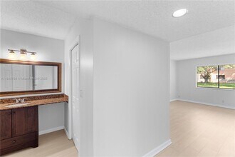 301 Lakeview Dr in Weston, FL - Building Photo - Building Photo