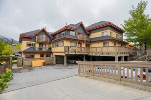 552 Banff Av in Banff, AB - Building Photo