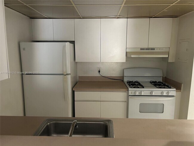 18101 NW 68th Ave in Hialeah, FL - Building Photo - Building Photo