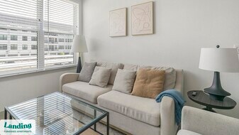 91 Jensen Dr, Unit 5111 in Houston, TX - Building Photo