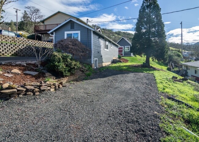 1719 SE Giles St in Roseburg, OR - Building Photo - Building Photo