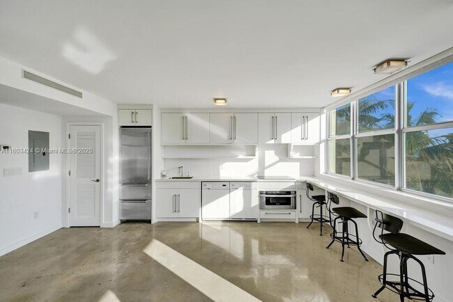 301 Ocean Dr, Unit 402 in Miami Beach, FL - Building Photo - Building Photo