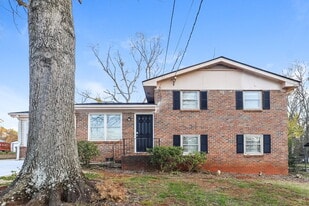 820 Oakdale Dr in Forest Park, GA - Building Photo