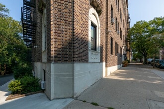 222 Seaman Ave in New York, NY - Foto de edificio - Building Photo