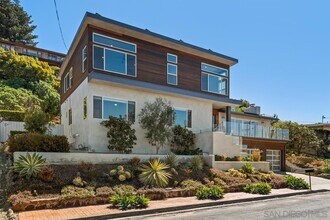 923 Muirlands Vista Way in San Diego, CA - Building Photo - Building Photo