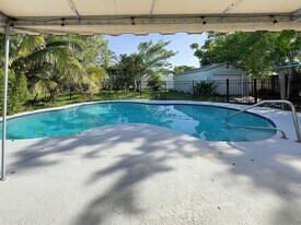 902 NE 34th St in Oakland Park, FL - Building Photo