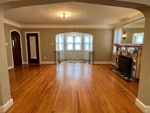 7260 Pershing Ave, Unit 1E in University City, MO - Building Photo - Building Photo