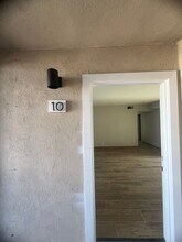 13425 Vanowen St, Unit 10 in Los Angeles, CA - Building Photo - Building Photo
