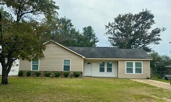 133 Seminole Ave in Leesburg, GA - Building Photo