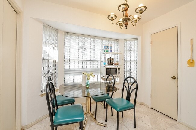 1506 Wilshire Park Dr