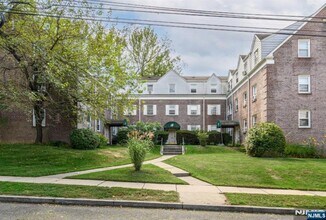 140 W Englewood Ave in Teaneck, NJ - Building Photo - Building Photo