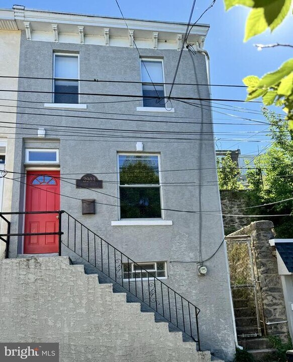 3903 Manor St in Philadelphia, PA - Building Photo