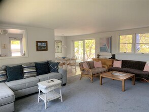 425 Lake Dr in Southold, NY - Building Photo - Building Photo