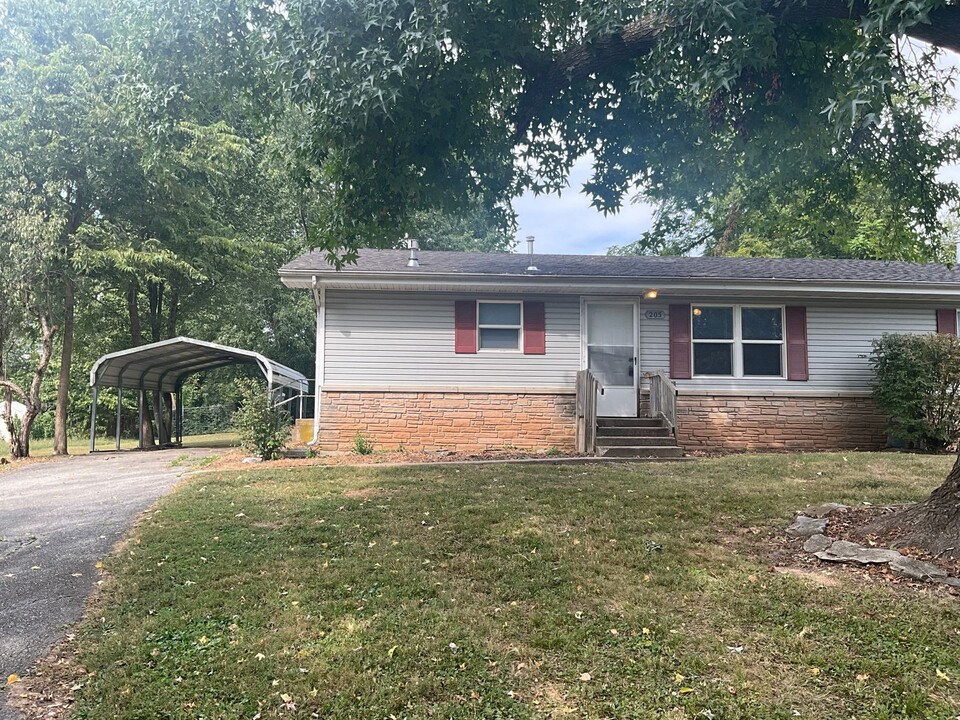 205 E Georgia St in Ozark, MO - Foto de edificio