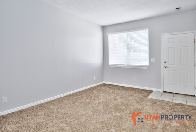 6729 Pine Landing Way in West Jordan, UT - Foto de edificio - Building Photo