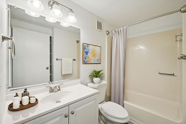 Royal Glen ~ Boutique Cottage Style Living Meets Hassle Free Leasing in Comstock Park, MI - Foto de edificio - Building Photo