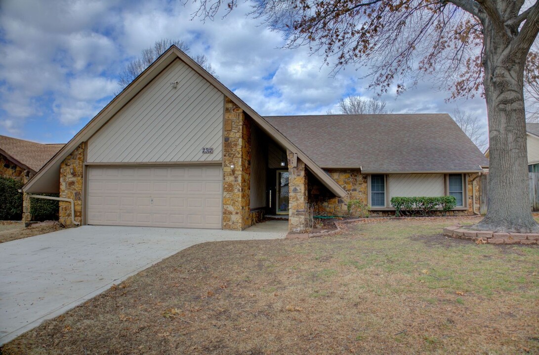 2312 W Louisville St in Broken Arrow, OK - Building Photo